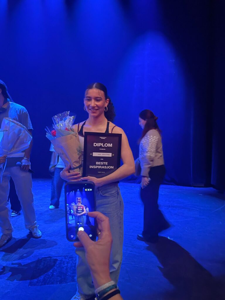 Dans Mina på Chateau Neuf